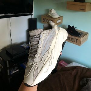 YEEZY 700 STATIC